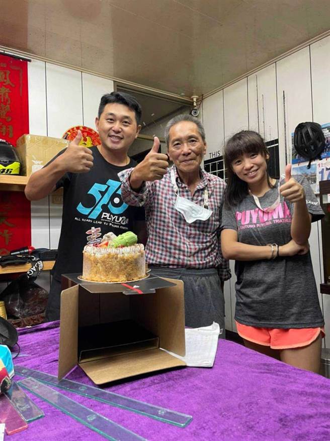 黄家被判拆屋还地，黄文基三子黄锺贤（左）其实已买好房子要奉养父母，但黄文基不舍祖宗基业，上月底轻生抗议。（图／读者提供）