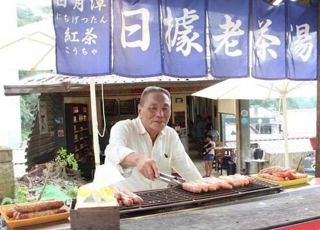 黄文基退休后在家人的安排下摆摊卖香肠，并时常与客人谈到被家族被欺压的过往，他最终则选择以生命抗议。（图／读者提供）