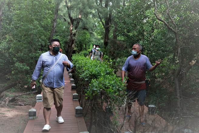 擅长创新观光思维的刘喜临教授（左），正与在地业者沟通景点特色性，并大讚云嘉南滨海地区的观光价值实在丰富。（图／云嘉南滨海国家风景区管理处）