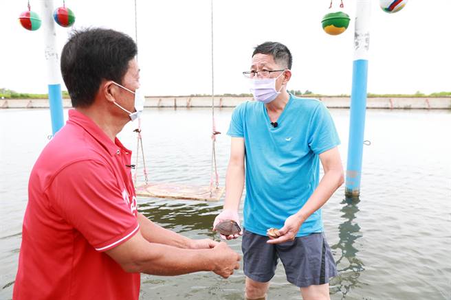 云嘉南滨海国家风景区管理处，透过整合云嘉南滨海观光圈的产业业者，邀请旅游作家刘克襄（右）以驻村方式深度踏查与业者进行互动。（图／云嘉南滨海国家风景区管理处）