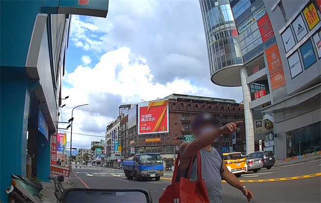 阿伯为到购物商场买孙女见面礼，返家时花了半小时仍遍寻不着自己的电动自行车，心急的东奔西跑。（台中市第三分局提供／冯惠宜台中传真）