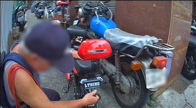 员警依阿伯提供的线索帮忙找车，果然没多久就传来寻获的好消息，让阿伯相当感谢员警协助。（台中市第三分局提供／冯惠宜台中传真）