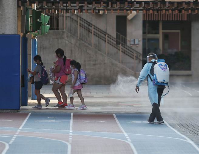 新北幼兒園確診傳播鏈不斷擴大，北市目前匡列3所國小（南港區、中正區、大同區各1所）、4所幼兒園（南港區1所、中山區1所、中正區2所同校區）進行預防性停課至本周六9月11日。8日一早，一所停課的國小附幼，校內工作人員正清潔消毒。（王英豪攝）