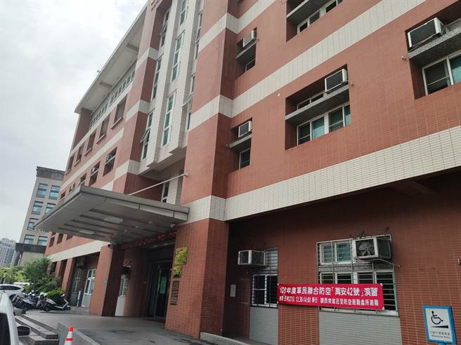 桃园警分局郑姓员警7日早上值勤时偷查女骑士个资，并加好友，让女骑士觉得相当可怕。（赖佑维摄）