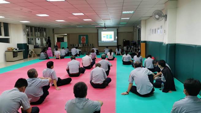 台中市政府警察局第四分局日前举办110年度义勇警察大队南屯中队常年训练，为了符合防疫相关规定，採多场地视讯方式，让义警了解自身任务及工作重点。 （警方提供）