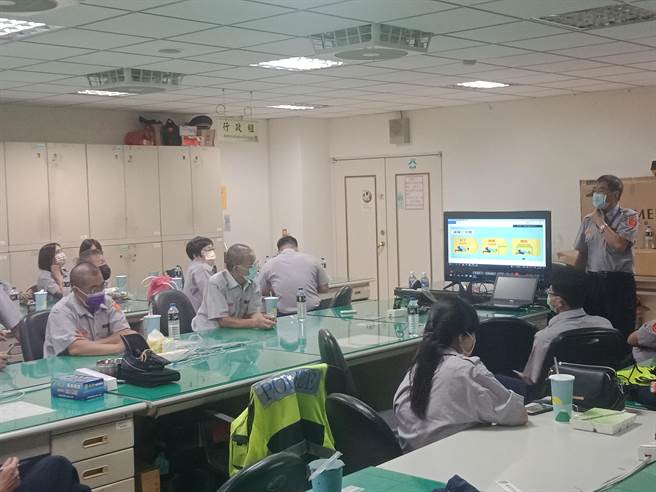  台中市政府警察局第四分局日前举办110年度义勇警察大队南屯中队常年训练，为了符合防疫相关规定，採多场地视讯方式，让义警了解自身任务及工作重点。 （警方提供）