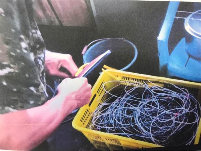 王嫌用美工刀徒手削皮取铜线变卖，虽然双手常被割伤，但为买毒解瘾，削皮千遍也不厌倦。（读者提供／张毓翎台南传真）