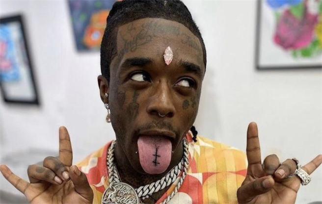 小烏茲弗特將粉紅色巨鑽鑲在額頭上。(圖/翻攝自Lil Uzi Vert IG)