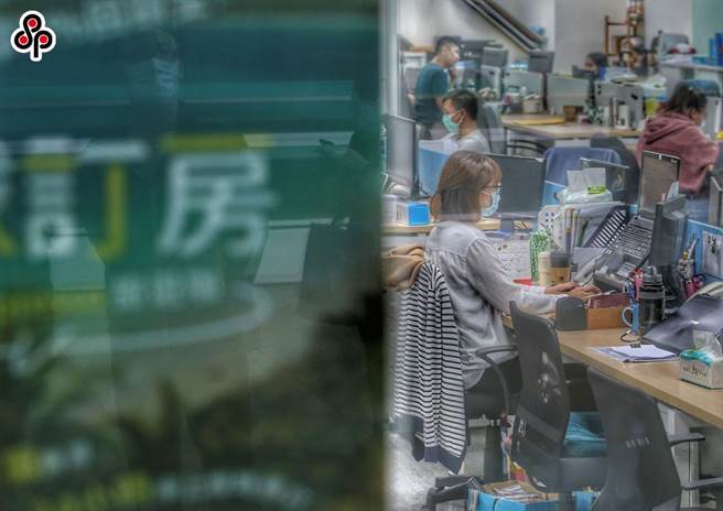 劳动部最新统计指出，截至今天为止，无薪假（减班休息）实施人数达3457家、人数3万5763人相较上周减少1365家、人数则减少2万2968人，创下三级警戒以来最大减幅。(报系资料照）