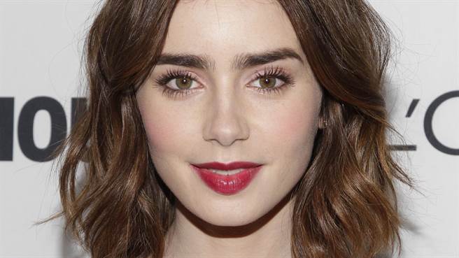 莉莉柯林斯（Lily Collins）近日宣布完婚并在IG上晒出三张绝美婚纱照。（图／达志影像）