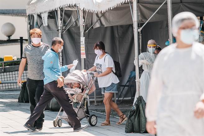 因应机师确诊及新北幼儿园群聚，政府传送110万则细胞简讯，提醒民眾与确诊者有重迭足迹，三重筛检站7日出现大批民眾前来快筛。(郭吉铨摄)