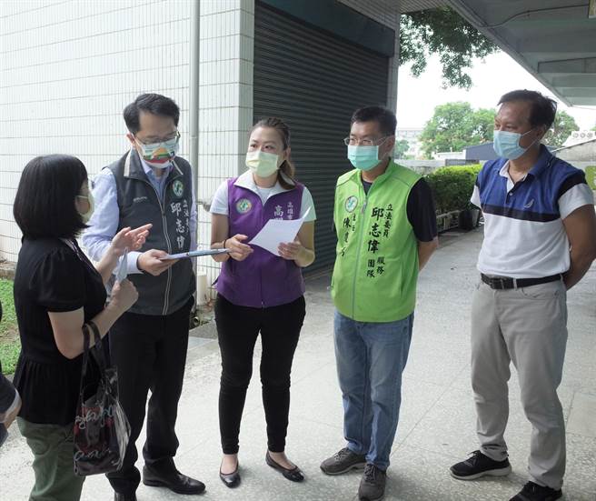 民进党立委邱志伟（左二）、高雄市议员高闵琳（中）等人日前到桥头区甲围国小了解公共托育机构设立进度。（邱志伟服务处提供／林瑞益高雄传真）