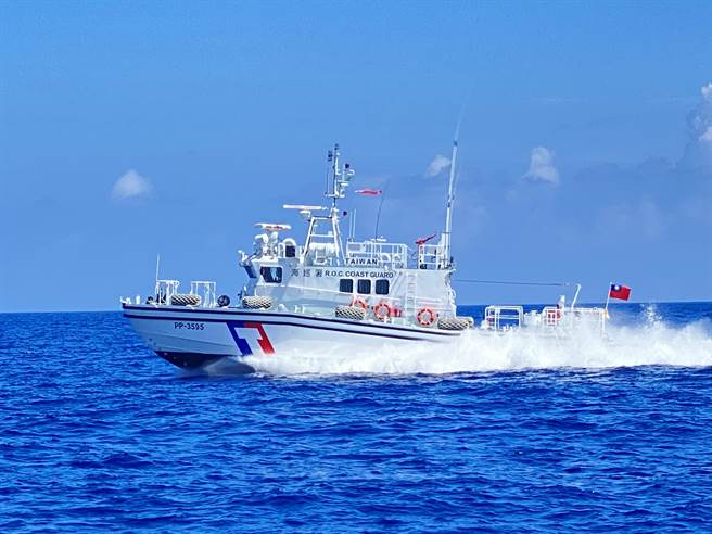 海巡署新造35吨级巡防艇进驻台东，7日在富冈伽蓝渔港举行喷水迎接仪式。（海巡提供）