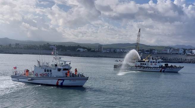 海巡署新造35吨级巡防艇进驻台东，7日在富冈伽蓝渔港举行喷水迎接仪式。（海巡提供）