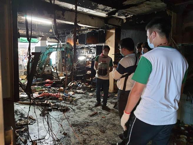 新北市三峽區民生街某社區上月發生火災，奪走周女一家6人性命，地方人士決議替周女一家重整家園，將嚴重燒毀的住家重新清潔、修繕，預計在1個月內重整，恢復家園樣貌。（三峽廣行宮主委黃騰霆提供）