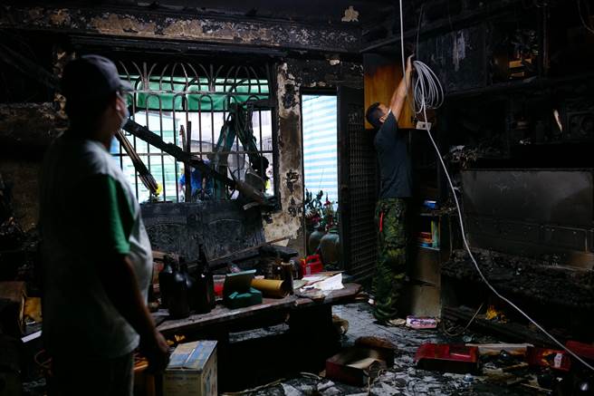 新北市三峽區民生街某社區上月發生火災，奪走周女一家6人性命，地方人士決議替周女一家重整家園，將嚴重燒毀的住家重新清潔、修繕，預計在1個月內重整，恢復家園樣貌。（三峽廣行宮主委黃騰霆提供）