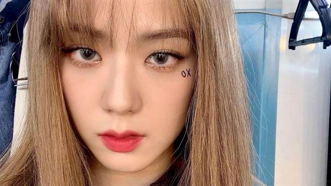 BLACKPINK成员Jisoo近日受邀出席品牌活动，火辣的透视穿搭吸引眾人目光。（图／IG@ sooyaaa__）