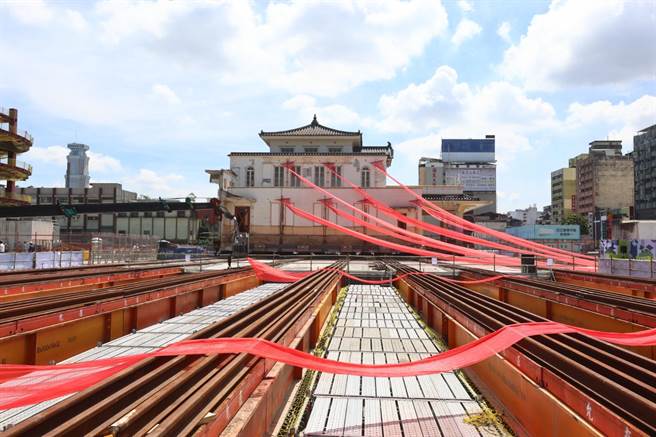 高市府原订9月11日举办帝冠车站挪移庆典，将延至18日举行。（本报资料照片）