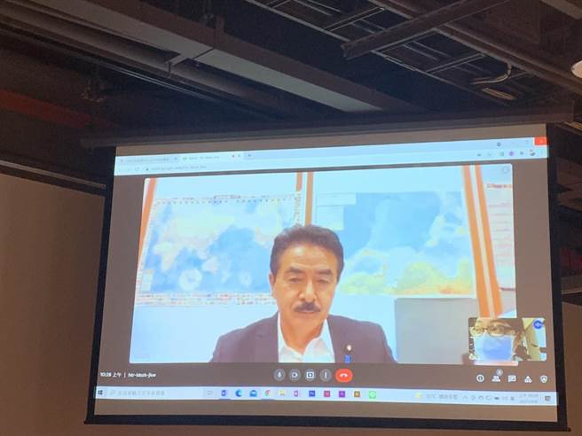 日本參議員佐藤正久透過視訊連線發表演講，分析「台灣有事也是日本有事」及因應區域安全挑戰的方式。（楊孟立攝）