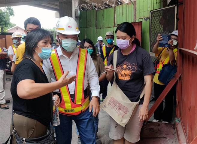 鐵道局中部工程處人員與南鐵半拆戶黃春香協調點交作業。（洪榮志攝）