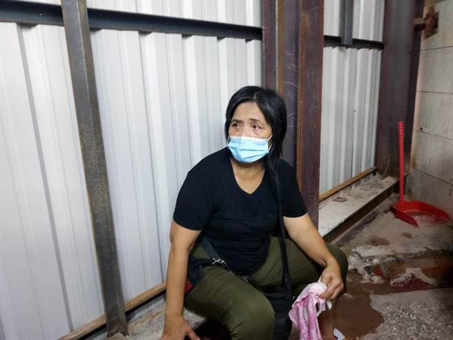 黃春香看到自家樓梯被拆除後忍不住哽咽。（洪榮志攝）