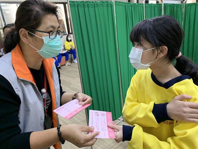 针对青少年打BNT疫苗，新竹市政府完成12岁至17岁以及18岁在籍高中生共3万4028人造册。（新竹市府提供／邱立雅竹市传真）