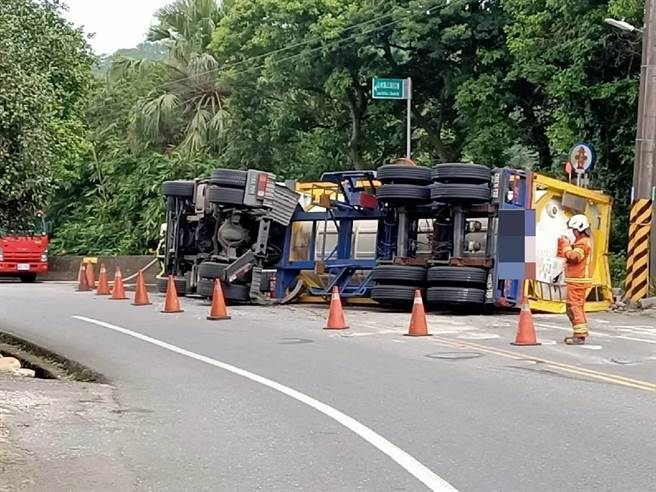 桃園蘆竹區山林路三段909號有雙氧水槽車翻覆路旁，槽體有小卸洩，目前道路雙線管制中。（民眾提供）