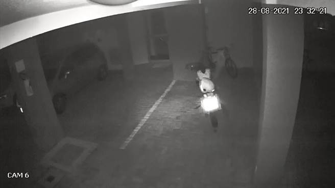 巴西一台电动机车在空无一人的停车场中自行发动，缓慢转弯后撞向一旁的汽车。(图/翻摄自推特/@antoniofrreira_)