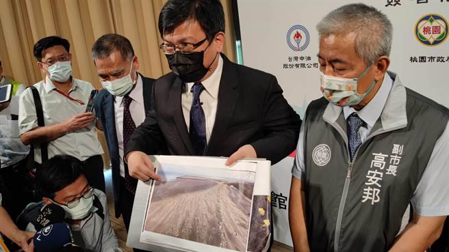 经济部次长曾文生出示照片，指G1区已有沙子覆盖。（赖佑维摄）