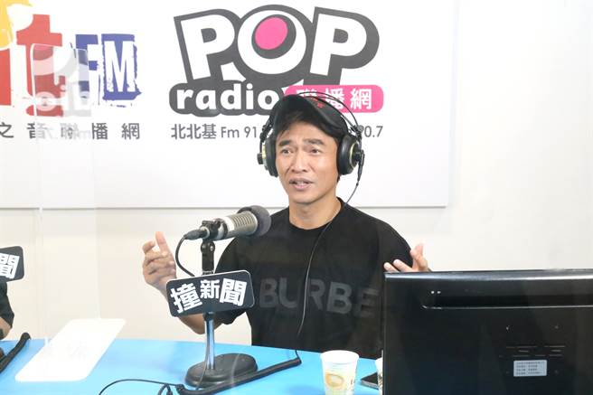 吴宗宪今上黄暐瀚主持的电台节目《POP撞新闻》。POP Radio提供