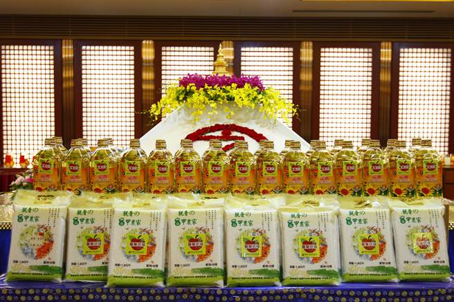 新北市贡寮区圣山寺举办的灵鹫山第28届水陆空大法会，陆续将「爱心赞普」物资捐赠给新北市、桃园市、基隆市的慈善团体和弱势居民。（灵鹫山佛教教团提供／林良齐台北传真）