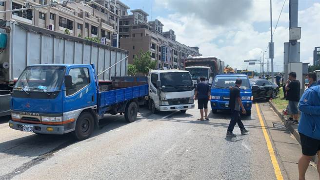 大货车行经台中市沙鹿区向上路6段，疑失速煞车不及，连续追撞7车，现场一片凌乱。（民眾提供／王文吉台中传真）