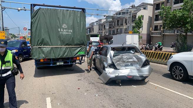 大货车行经台中市沙鹿区向上路6段，疑失速煞车不及，连续追撞7车，现场一片凌乱。（民眾提供／王文吉台中传真）