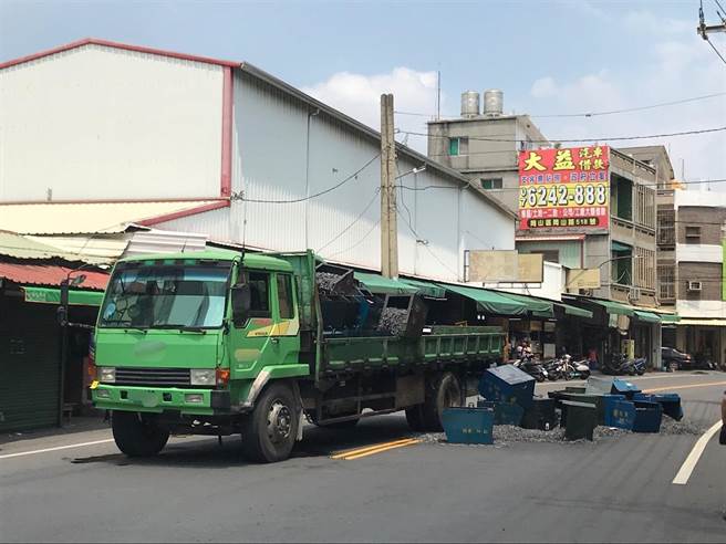 高雄市冈山区一辆货车8日载运螺丝，疑似闪避路人，导致螺丝箱掉落嘉兴路路面。（翻摄照片／林瑞益高雄传真）