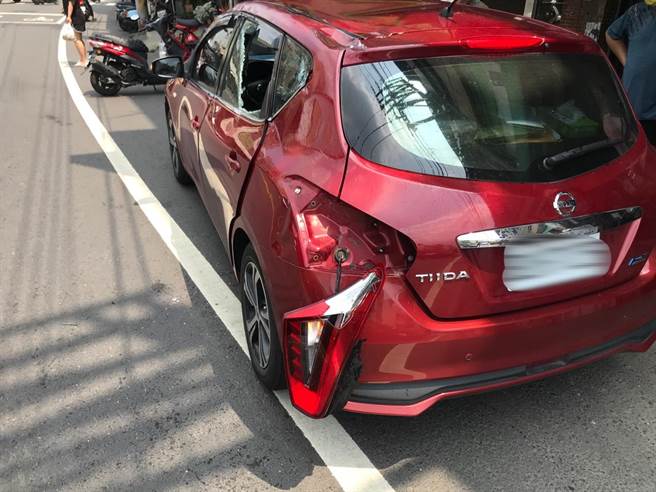 高雄市冈山区一辆汽车8日上午在嘉兴路与货车发生车祸。（翻摄照片／林瑞益高雄传真）