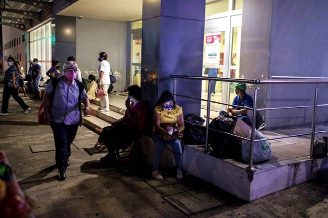 墨西哥7日晚間發生規模7.0大地震，距離震央近700公里遠的韋拉克魯斯州（Veracruz）也感受到晃動，民眾紛紛從醫院逃出來。（圖／美聯社）