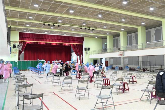 面对来势汹汹的Delta，打完2剂疫苗都挡不住，网友好奇若台湾疫苗覆盖率达90％就可直接放生不管防疫，引发网友热烈讨论。图为接种站画面。（本报系资料照）