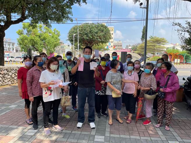 彰化市老人会附设互助会解散，拍卖旧会馆本金将摊还给会员，今天拍卖，会员和家属前往关心，难以接受缴了大半辈子几十万元，最后还分不到1万元。 （吴敏菁摄）