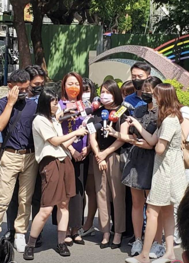 新北市議員劉美芳與新埔國小家長會長高玉素表達支持學校預防性停課3天。（劉美芳服務處提供）