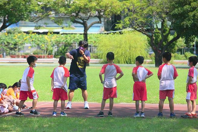 新北幼兒園確診傳播鏈不斷擴大，北市目前匡列3所國小（南港區、中正區、大同區各1所）、4所幼兒園（南港區1所、中山區1所、中正區2所同校區）進行預防性停課到本周六9月11日。8日其中一所國小，除了有接觸的47名師生居家隔離與12名請防疫假的學生外，其餘仍正常上課。（張鎧乙攝）