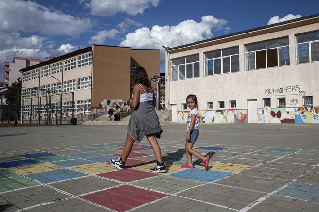 持續增加的確診病例不僅在學童即將返校上課之際引發關切，也驚動投資人、打亂企業讓員工回辦公室上班的計畫。(圖/美聯社)