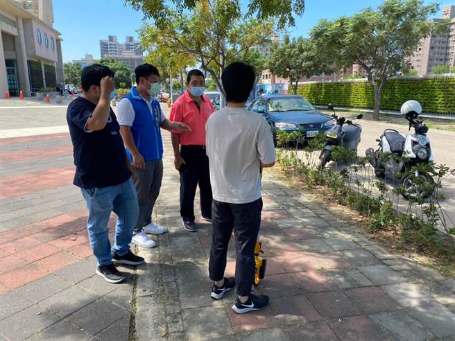 台中市議長張清照爭取梧棲區農會前、頂魚寮公園設置iBike站。（王文吉攝）