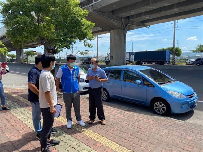 台中市議長張清照爭取梧棲區農會前、頂魚寮公園設置iBike站。（王文吉攝）