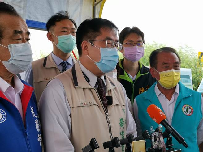 台南市長黃偉哲（中）表示，今天大概全國的案例應該會比昨天少一點，但是還是不能掉以輕心。（劉秀芬攝）