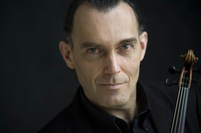 疫情爆发后，指挥中心的边境严管措施，让国内几乎不见外籍来台的表演者，好消息是由巴洛克独奏家乐团主办的「印象．法国－奥利弗．夏利耶x巴洛克独奏家乐团」巡演，向文化部提出专案申请，并获指挥中心同意通过，目前小提琴家奥利弗．夏利耶已来台隔离。（巴洛克独奏家乐团提供）