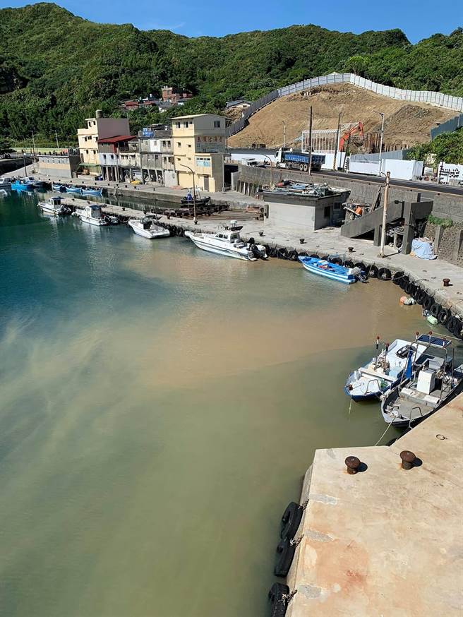 基隆市中正区望海巷渔港出现「阴阳海」景象，疑遭排放黄泥。（基隆市议员吕美玲提供／陈彩玲基隆传真）