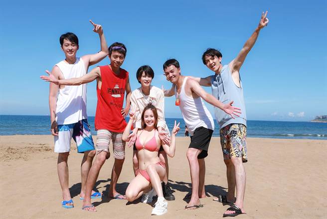 楚宣、黄文星、张哲豪、郭忠佑、于浩威及波波妹到海边拍摄。（民视提供）