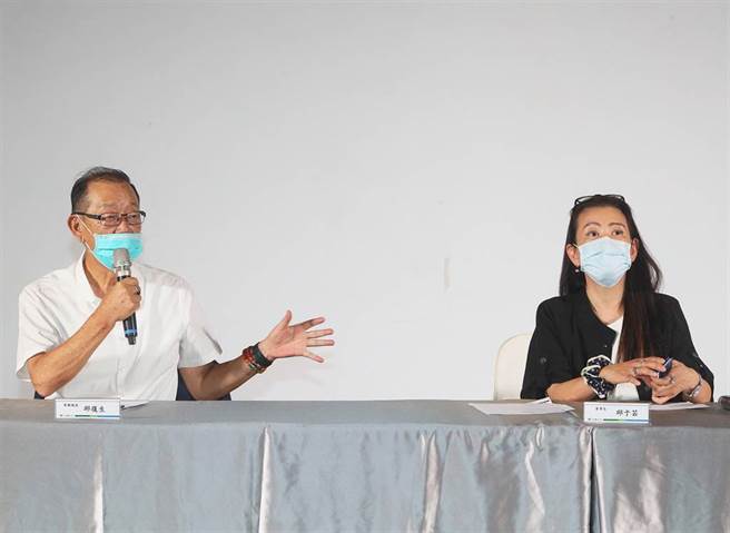 台开新任董事长兼总经理邱于芸（右），改任台开集团总裁暨策略长的邱復生（左）8日连袂出席记者会，畅谈台开未来走向。（陈怡诚摄）
