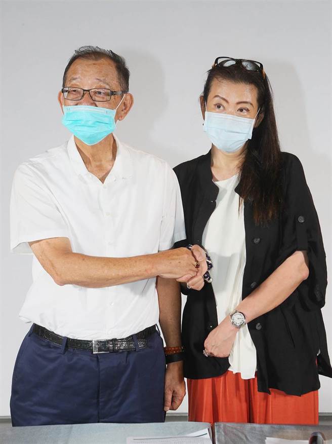 台开新任董事长兼总经理邱于芸(右)8日出席记者会，外界形容她是台开公主接班，但他学成归国，应该是女王，图左为集团总裁暨策略长的邱復生。（陈怡诚摄）
