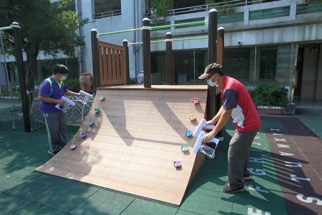 Delta攻陷社區，陳時中表示幼兒園、長榮機師是不同來源群聚。圖為新北幼兒園確診傳播鏈不斷擴大，雙北許多國小、幼兒園預防性停課，工作人員清潔消毒遊具。(張鎧乙攝)	
